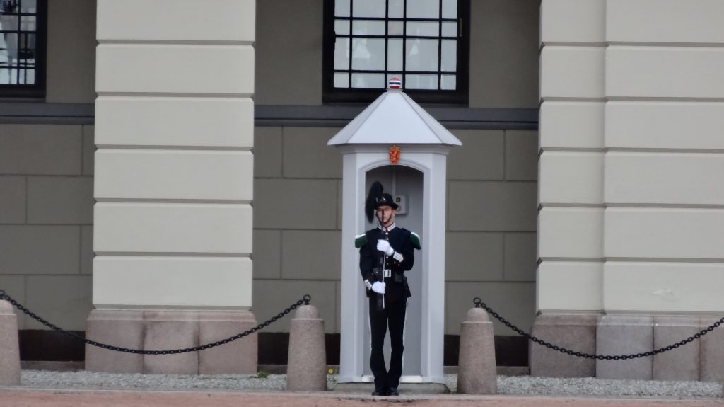 guardia a palazzo reale a oslo