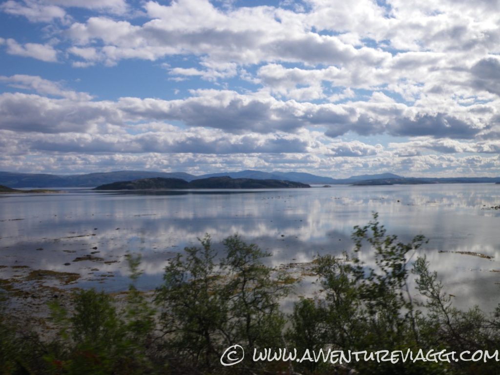 nuvole riflesse sulla bassa marea
