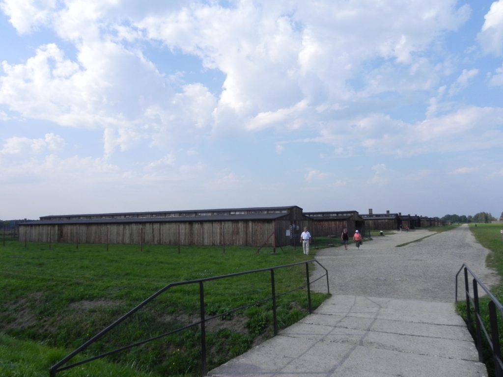 i dormitoi in legno all'entrata di Birkenau