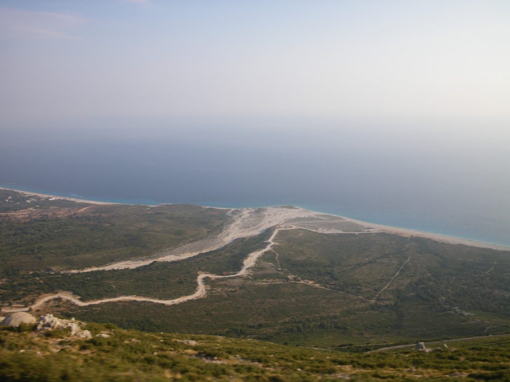 sentiero che porta al mare in Albania