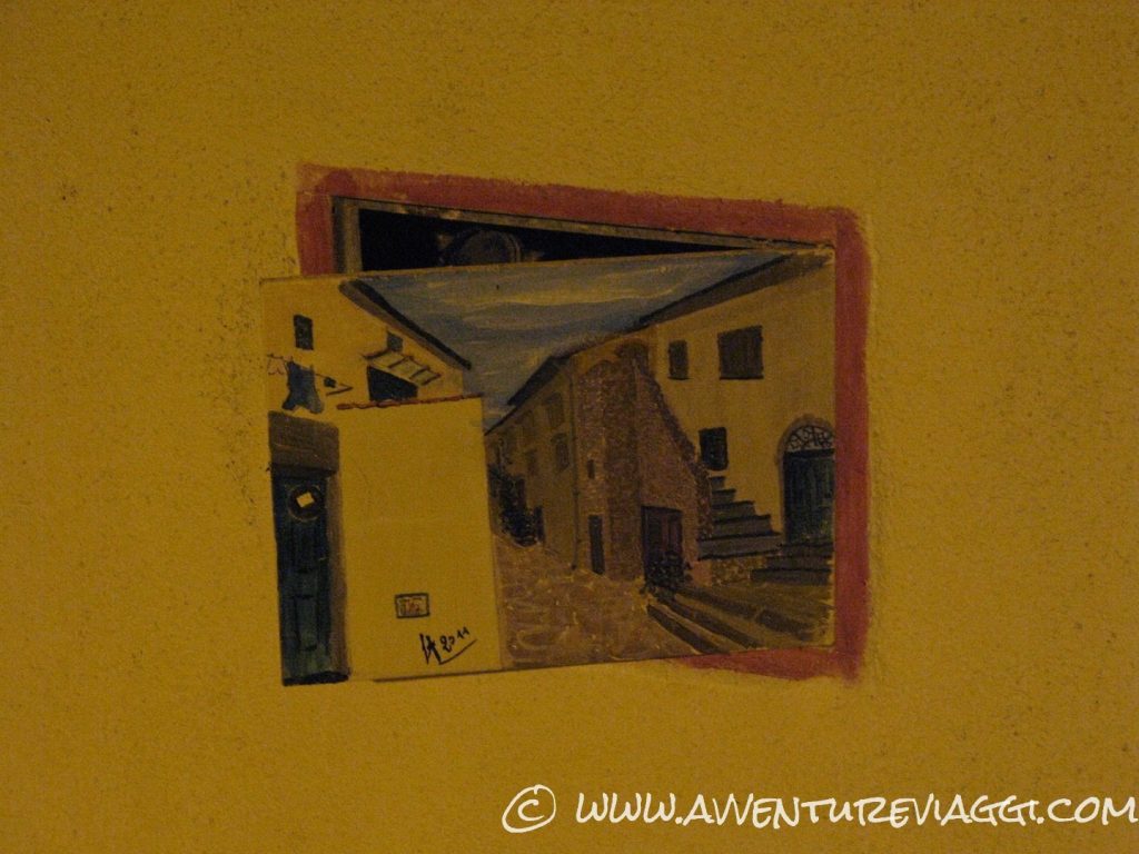dipinti sulle porte dei contatori all'iola del Giglio