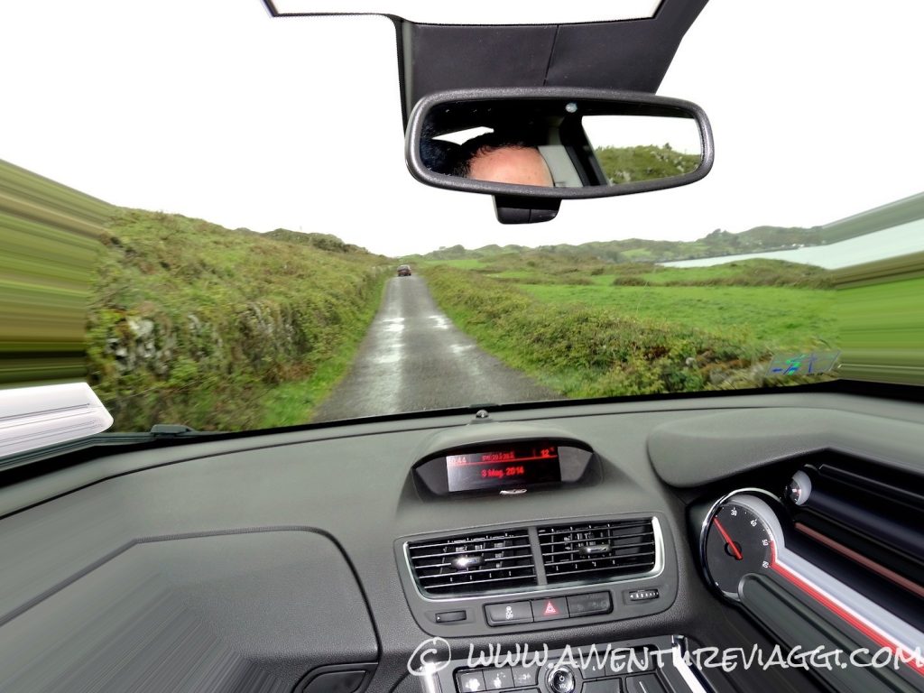 la strada per Drombeg Stone Circle