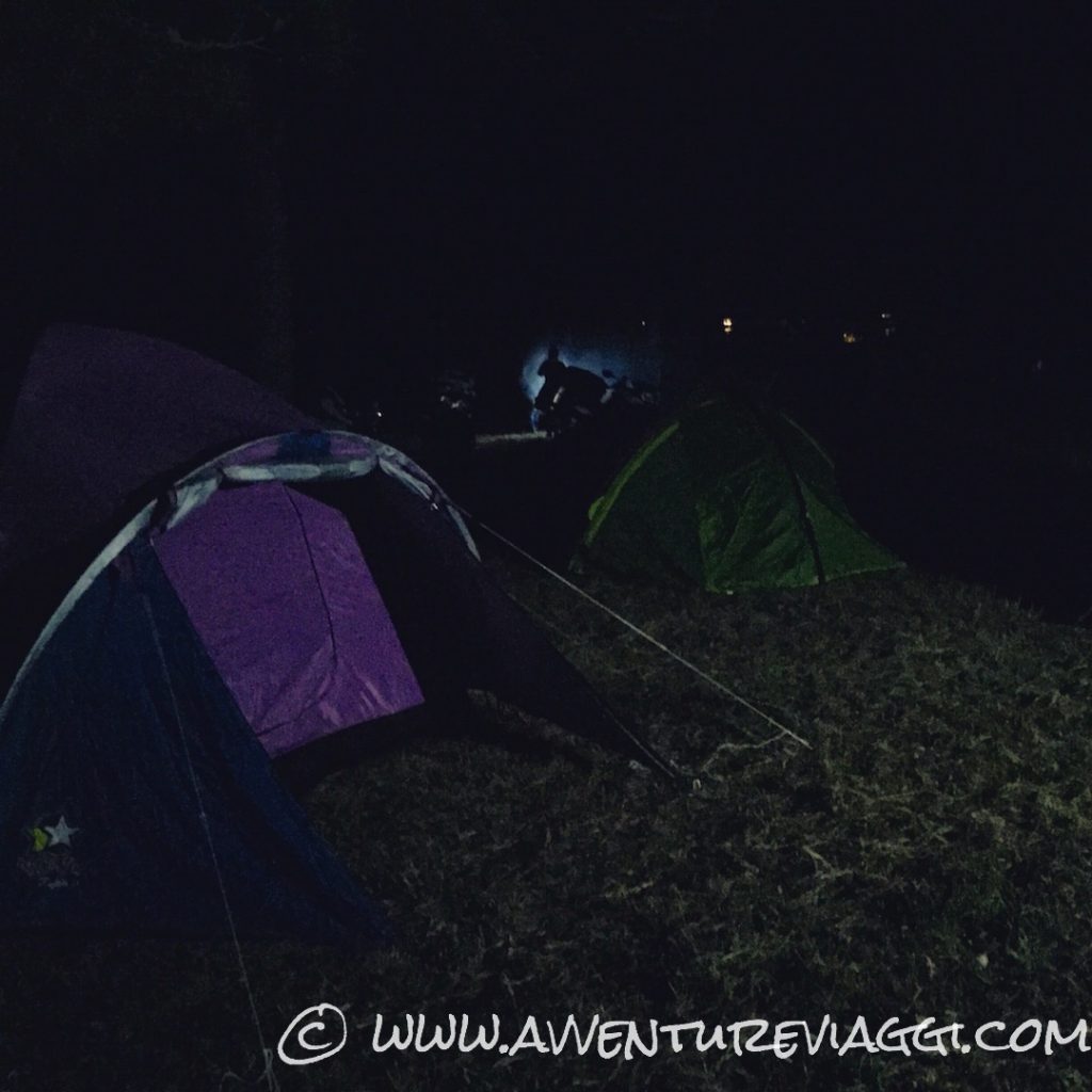 montare la tenda al buio